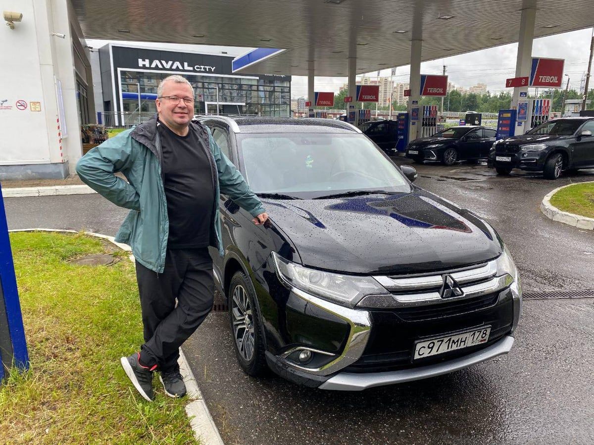 Клиент с купленным автомобилем Mitsubishi Outlander