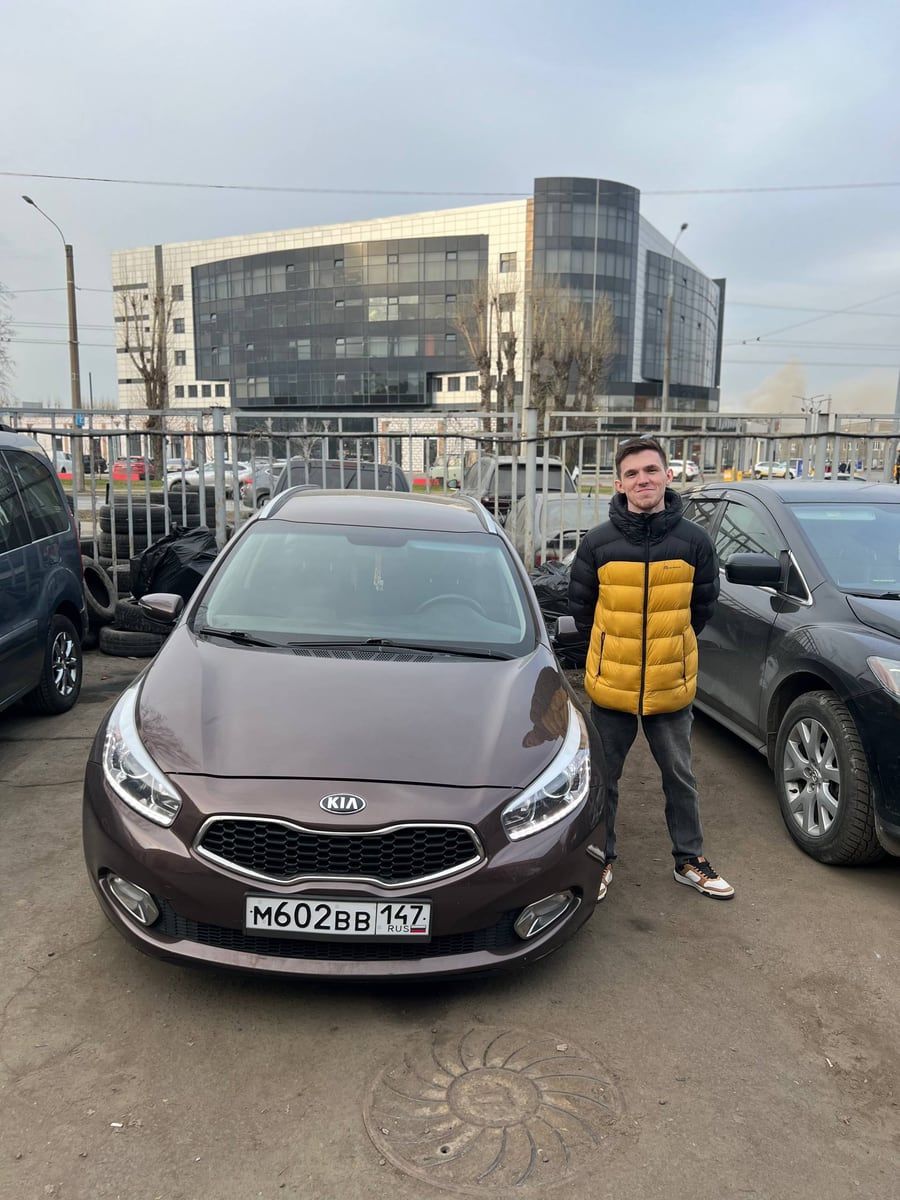 Клиент с купленным автомобилем Kia Ceed