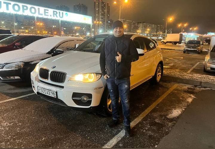 Клиент с купленным автомобилем BMW X6