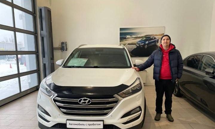 Клиент с купленным автомобилем Hyundai Tucson
