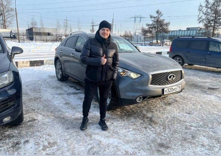 Клиент с купленным автомобилем Infiniti Q50